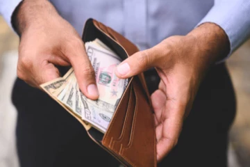 வாஸ்து: பர்ஸில் எப்பொழுதும் பணம் நிரம்பி வழிய இதை மட்டும் செய்தால் போதும்