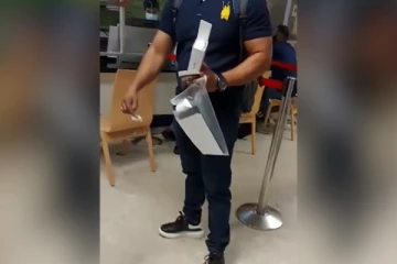 දුක් මහන්සිවෙලා හම්බ කරලා ලංකාවට ගේන බඩු ගුවන් තොටුපළේදී සොරා කන හැටි. (VIDEO)