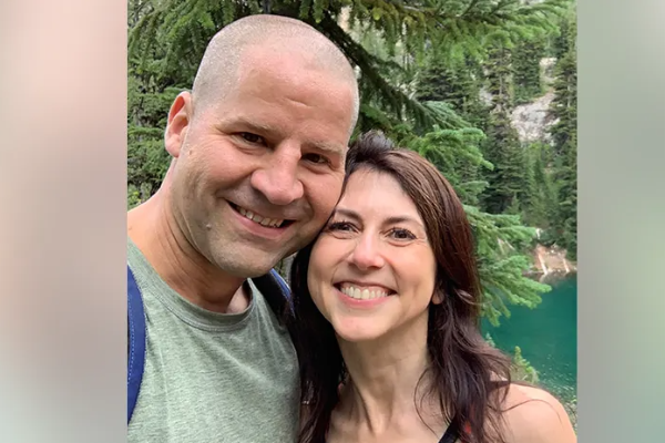 ஒரே ஆண்டில் 7.2 பில்லியன் டொலர் நன்கொடை வழங்கிய பெண் - யார் தெரியுமா? | Who Is Mackenzie Scott Donated 7 2 Billion In 2025