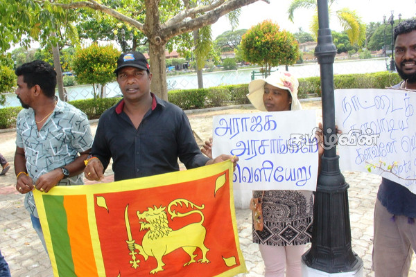 போராட்டகளமாக மாறிய இலங்கை: அரசாங்கத்திற்கு எதிராக வீதிக்கு இறங்கிய மக்கள் (Photos) | Protest In Tricomalee