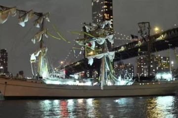 பாலத்தின் மீது கடற்படை கப்பல் ; இருவர் பலி