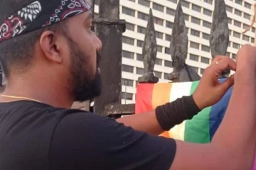 ලිංගික සුළුතර ප්‍රජාවත් යුක්තිය ඉල්ල ජනපති ලේකම් කාරයාලය ඉදිරිපිටට යයි.. (PHOTOS)