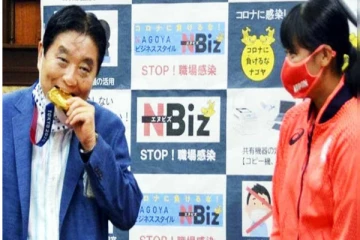 ஒலிம்பிக் தங்க பதக்கத்தை ஆர்வகோளாறில் பல்லால் கடித்த மேயர்! ஒலிம்பிக் கமிட்டி எடுத்த அதிரடி முடிவு