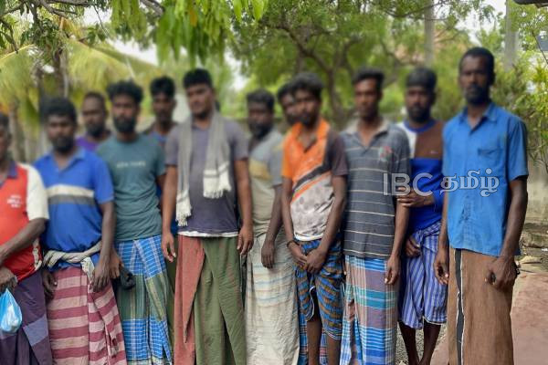 சிறிலங்கா கடற்படையினரால் கைது செய்யப்பட்ட இந்திய கடற்தொழிலாளர்களை விடுதலை செய்ய வலியுறுத்தி போராட்டம்(படங்கள்) | Rameswaram Fishermer Protest