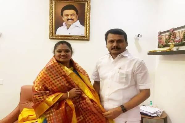 அமைச்சர் செந்தில் பாலாஜியை நேரில் சந்தித்த பாஜக பெண் நிர்வாகி - கட்சியிலிருந்து அதிரடி நீக்கம்….! | Bjp Woman Executive Meet Minister Senthil Balaji அமைச்சர் செந்தில் பாலாஜியை நேரில் சந்தித்த பாஜக பெண் நிர்வாகி - கட்சியிலிருந்து அதிரடி நீக்கம்….! | Bjp Woman Executive Meet Minister Senthil Balaji