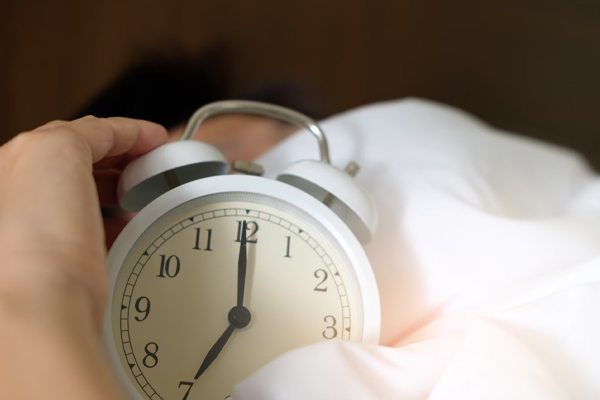 நாம் காலையில் எழுந்தவுடன் இதனை செய்யவே கூடாது | Dont Do This When We Wake Up In The Morning