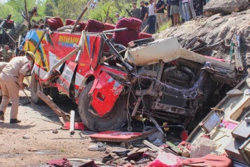 ඉන්දියාවේ බිහිසුණු අනතුරක් - පුද්ගලයින් 21 දෙනෙකු මරුට