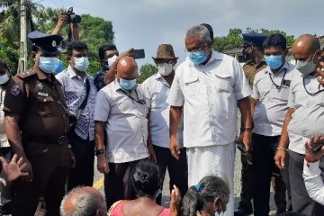 போராட்டக் களத்திற்கு விரைந்த அமைச்சர் டக்ளஸ்! உறுதிமொழியை அடுத்து கைவிட்டு கலைந்து சென்ற மீனவர்கள்