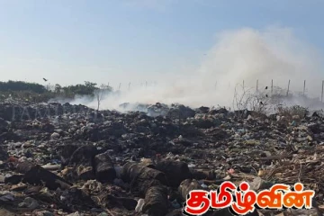 கழிவுப் பொருட்களுக்கு தீ வைத்த யாழ்.மாநகர சபையினர்: வீதியால் செல்லும் மக்கள் அவதி