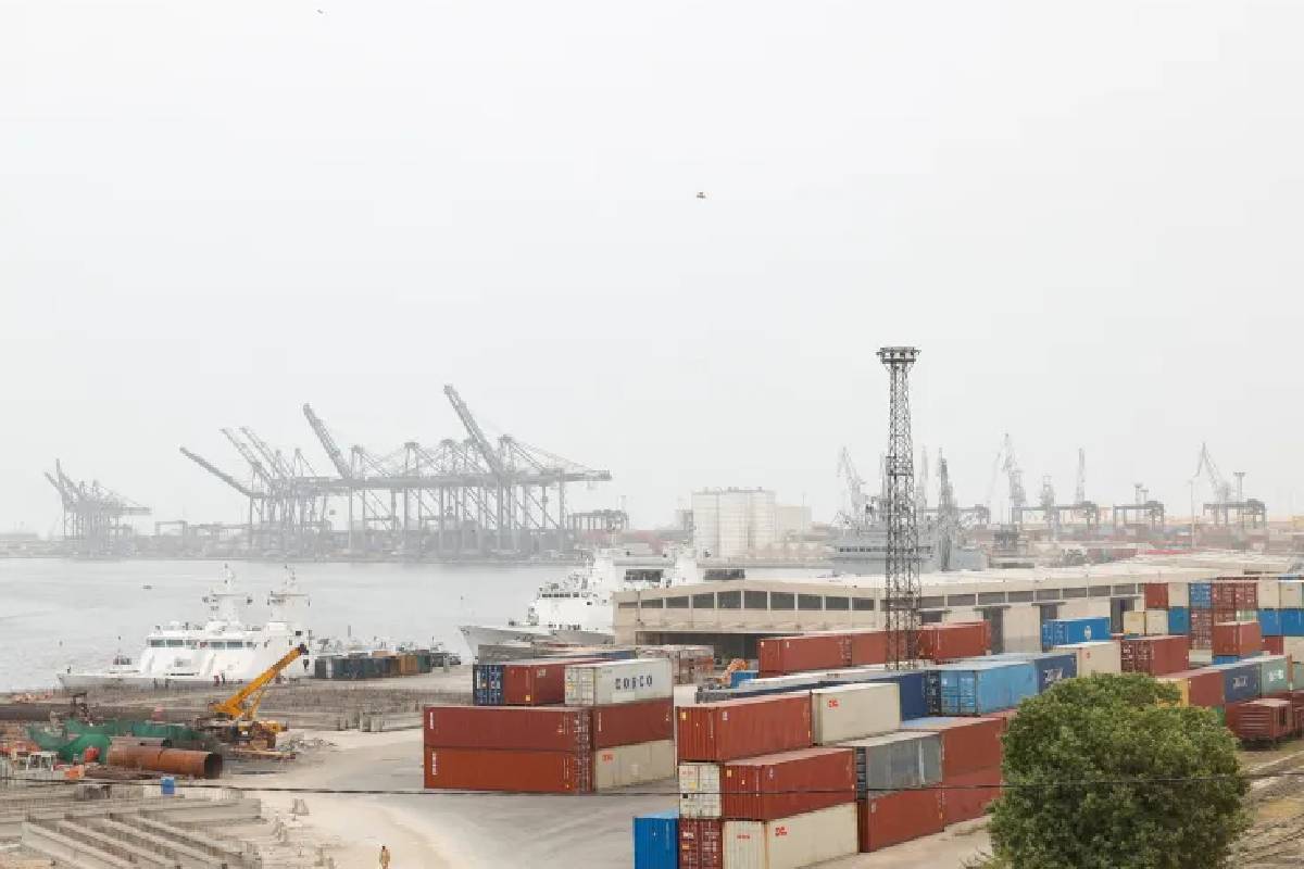 அமெரிக்காவின் கடற்படை முற்றுகை: கராச்சி துறைமுகத்தில் ஈரானின் 3,000 கொள்கலன்கள் தேக்கம் | 3 000 Iranian Containers Stuck In Karachi Port