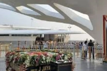 ஜெயலலிதா நினைவிடத்தை திறந்த முதல்வர்- ஆயிரக்கணக்கான தொண்டர்கள் பங்கேற்பு