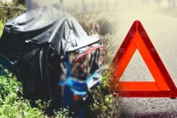 ஐம்பது அடி பள்ளத்தில் வீழ்ந்து முச்சக்கர வண்டி விபத்து: மூவர் காயம்