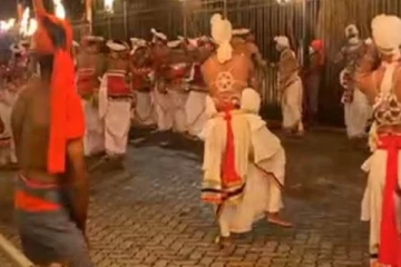 கொரோனா தொற்று தீவிரமடைந்திருக்கும் நிலையில் கண்டியில் நடைபெற்ற பெரஹரா நிகழ்வு!