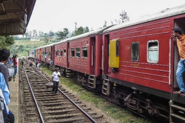 திருகோணமலை நோக்கி சென்ற ரயில்  தடம் புரண்டது