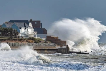 வலுக்கும் சியாரன் புயல்... பிரித்தானியா முழுவதும் 300க்கும் மேற்பட்ட பாடசாலைகள் மூடல்