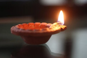 வீட்டில் விளக்கேற்றும் போது இந்த தவறுகளை செய்கின்றீர்களா? சற்று கவனத்துடன் இருங்க!!