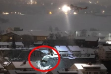 நோர்வேயில் தொடரும் நிலச்சரிவு - புதையுண்ட பல வீடுகள்..! - குழந்தை உட்பட காணாமற்போன 10பேர்