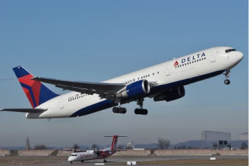 பறக்கும் விமானத்தில் கதவை உடைக்க முயன்ற நபர்! அமெரிக்காவில் நடந்த பரபரப்பு சம்பவம்