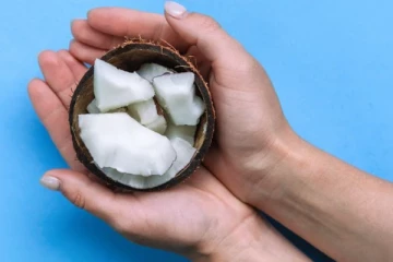 தேங்காயை பச்சையாக சாப்பிடும் பழக்கம் இருக்கா? அட இந்த நன்மைகள் எல்லாம் இருக்காமே