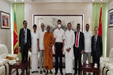 ஆளும் கட்சியில் இருந்து விலகி சுயாதீனமாக இயங்கும் அணியினரை சந்தித்த சீனத் தூதுவர்