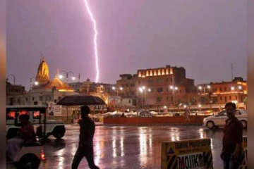 இந்தியாவில் ஒரே நாளில் மின்னல் தாக்கி 17 போ் பலி!