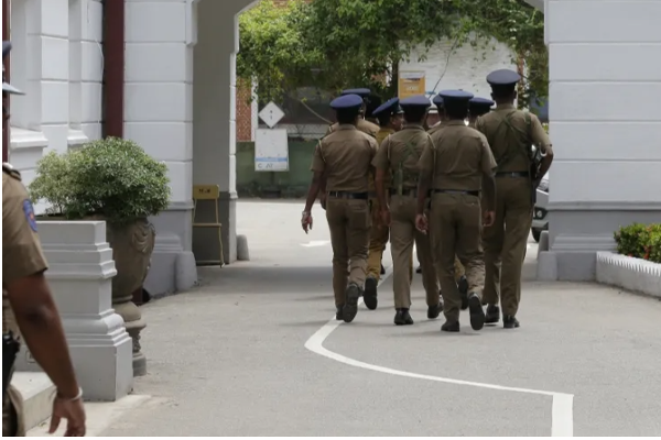 நல்லூர் திருவிழாவில் நகை திருட முயன்ற யுவதி: மடக்கி பிடித்த சாரணர்கள் | Girl Breaks Chain Nallur Festival Scouts Catch Her