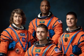 වසර 50 කට පසුව සඳ තරණයට යන ගගනගාමීන් නම් කරයි.(VIDEO)