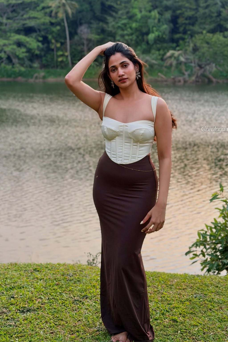 மாடர்ன் உடையில் கிளாமராக போஸ் கொடுத்த லாஸ்லியா... இப்படி ஒல்லியாகிட்டாரே? | Bigg Boss Losliya Viral Photo Shoot