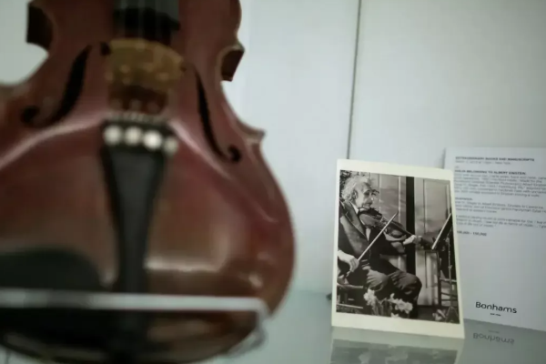 ஏலத்துக்கு வரும் ஆல்பர்ட் ஐன்ஸ்டீனின் வயலின்! | Albert Einstein S Violin To Be Auctioned