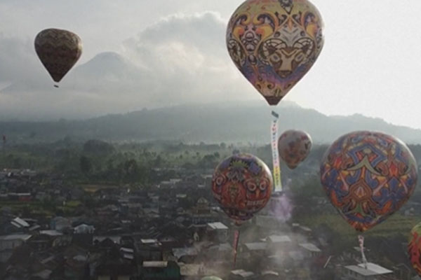 இந்தோனேஷியாவில் பாரம்பரியமான பலூன் திருவிழா | Traditional Balloon Festival In Indonesia