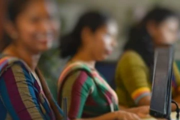 රාජ්ය නිලධාරීන්ගේ ඇඳුම වෙනස වෙයි - ඔසරිය ඉවත් වෙයි.? ඇඳුම් සම්බන්ධයෙන් අලුත්ම චක්රලේඛයක් නිකුත් වෙයි..!