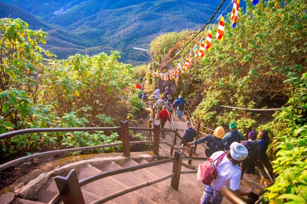 இலங்கை வந்த பிரித்தானிய பெண் சிவனொளிபாதமலையில் உயிர் தப்பிய சம்பவம் | British Woman Escapes Alive In Sri Lanka இலங்கை வந்த பிரித்தானிய பெண் சிவனொளிபாதமலையில் உயிர் தப்பிய சம்பவம் | British Woman Escapes Alive In Sri Lanka