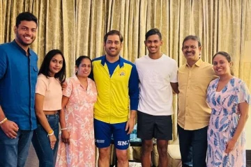 சகோதரர் பாதுகாப்பான கைகளில் இருக்கிறார்! தோனியை சந்தித்த இலங்கை வீரரின் குடும்பத்தினர் நெகிழ்ச்சி