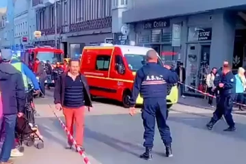 பிரான்சில் திருவிழாவின் பொது கூட்டத்திற்கு இடையில் புகுந்த கார்; 11 பேர் படுகாயம்