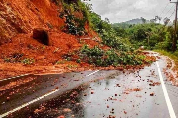 මේ දිස්ත්‍රික්කවල ජනතාව ප්‍රවේශම් වන්න - නායයෑමේ අනතුරු ඇඟවීම් අලුත් කරයි