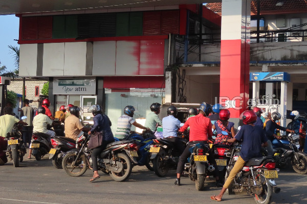 மீண்டும் எரிபொருளுக்கு தட்டுப்பாடு - முண்டியடிக்கும் மக்கள் (காணொளி) | Ceypetco Fuel Price In Sri Lanka Today Fuel Live