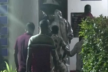 உணவக உரிமையாளர் மற்றும் மனைவி கொலை; துப்பாக்கிதாரி கைது