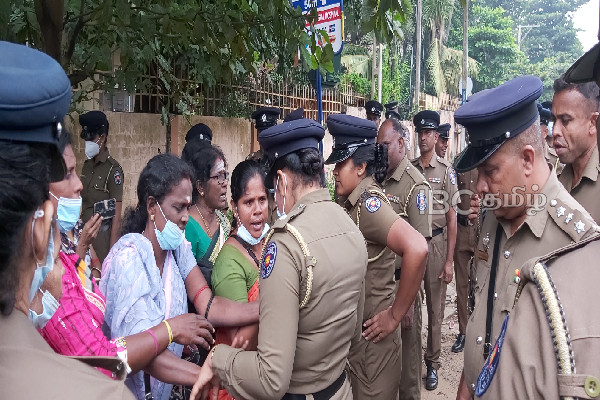 சிறிலங்கா அதிபராக ரணிலின் வடக்கிற்கான முதலாவது பயணம் - எதிர்ப்புப் போராட்டத்தில் உறவுகள்; காவல்துறை குவிப்பு! | Sri Lanka President Ranil Vavuniya Missing Persons