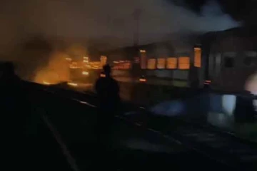 ගාල්ල දුම්රිය ස්ථානයේ හදිසි ගින්නක් - දුම්රිය මැදිරි දෙකක් විනාශයි