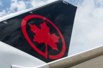 கனடா நோக்கி வந்துகொண்டிருந்த விமானம்: நடுவானில் விமானத்தின் கதவைத் திறக்க முயன்ற பயணியால் பரபரப்பு