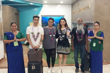 தேசிய மே தின பேரணியை சிறப்பிக்க இலங்கை வந்த தென்னிந்திய பாடகர்கள்