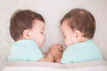 இரட்டை குழந்தைகள் மட்டுமே பிறக்கும் அதிசய கிராமம்....எங்கு இருக்கின்றது தெரியுமா?