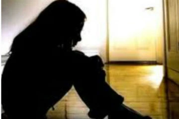 நடுரோட்டில்.. 12 வயது சிறுமியை மரத்தில் கட்டி வைத்து உதைத்த கொடூரம்! அதிரவைக்கும் சம்பவம்