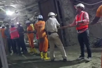 அறுந்து விழுந்த லிஃப்ட் - 2000 அடி பள்ளத்தில் சிக்கிய அதிகாரிகள் நிலை?