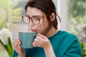 காலையில் வெறும் வயிற்றில் வெந்நீர் குடிப்பதால் இவ்வளவு நன்மைகளா?