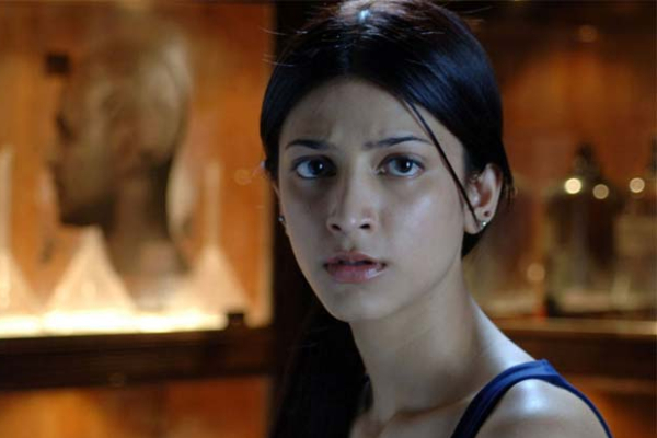 நடுவிரலை காட்டிய கமலின் மகள் - வைரலாகும் புகைப்படம் | Shruti Haasan Shows Middle Finger