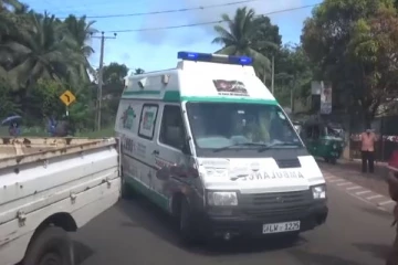 கனரக வாகனத்தை முந்தி செல்ல முயன்றபோது ஏற்பட்ட விபரீதம்: மூவர் வைத்தியசாலையில்!