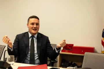 இங்கிலாந்தில் வேலையிழக்கும் ஆயிரக்கணக்கான பணியாளர்கள்: மருத்துவச் செயலரின் நடவடிக்கை