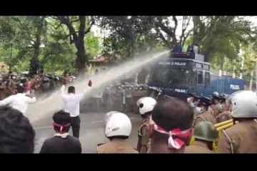 அரசுக்கு எதிராக ஆர்ப்பாட்டப் பேரணியில் ஈடுபட்ட பேராதனை பல்கலை மாணவர்கள் மீது தாக்குதல் (Video)