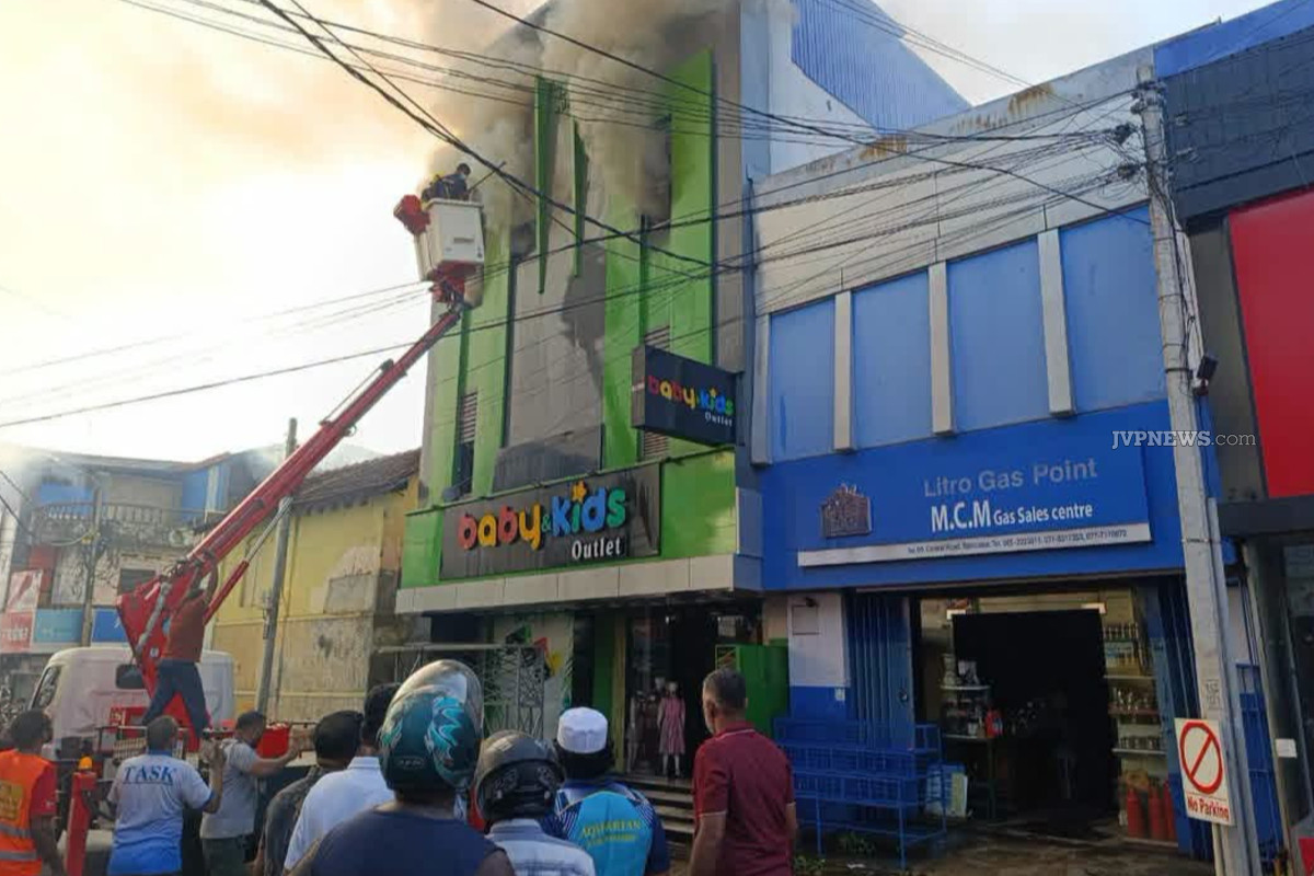 மட்டக்களப்பு நகரில் பாரிய தீ பரவல்; பெரும் சேதம் | Massive Fire In Batticaloa Town Extensive Damage மட்டக்களப்பு நகரில் பாரிய தீ பரவல்; பெரும் சேதம் | Massive Fire In Batticaloa Town Extensive Damage
